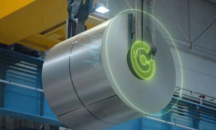 Stahlcoil wird von einem Kran gehalten, überlagert mit digitalem grünem Symbol und technischen Datenanzeigen – Symbolbild für digitalisierte Stahlproduktion (photo)